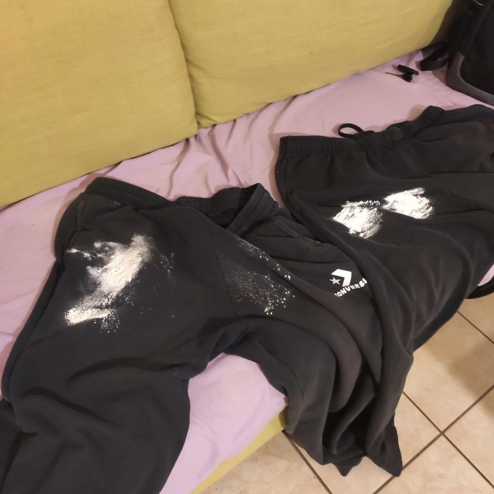 Για να βγάλετε τις λίγδες από τα ρούχα βάζουμε καθαριστική βενζίνη και ταλκ και μία χαρτοπετσέτα από...